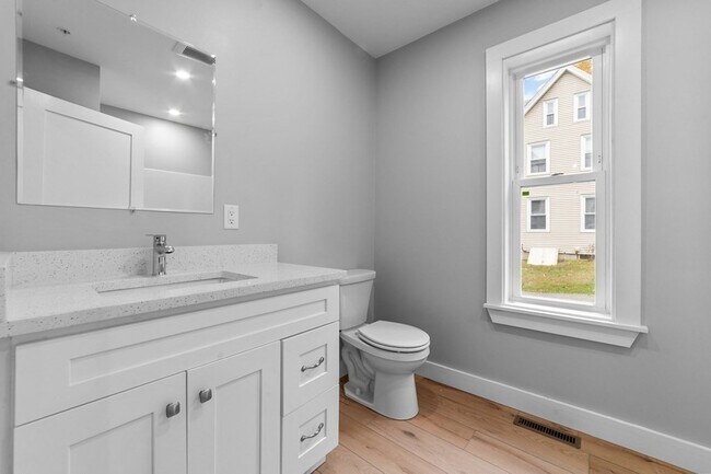 Building Photo - 376 Chestnut St