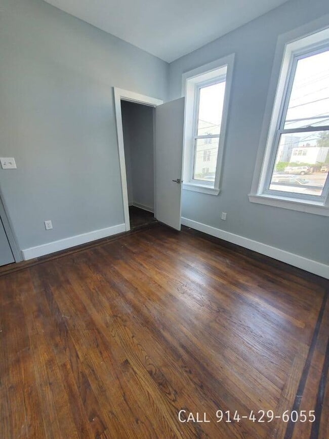 Building Photo - 114 S 6th Ave