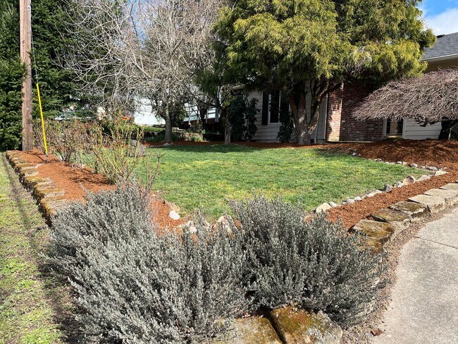 Building Photo - Beautiful One-Level Home with Sunroom, Vaulted Ceilings & Multiple Living Areas