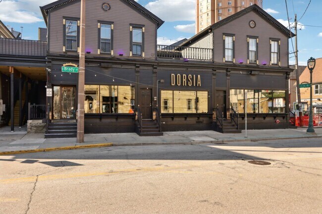 Building Photo - 2 bed 1 bath located right off Brady St - ...