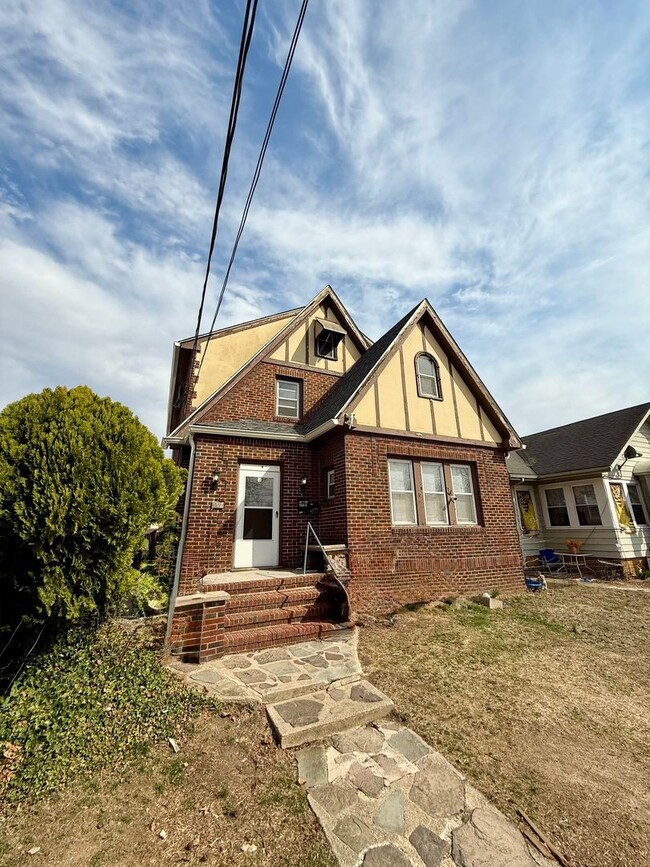 Primary Photo - 211 S East Ave