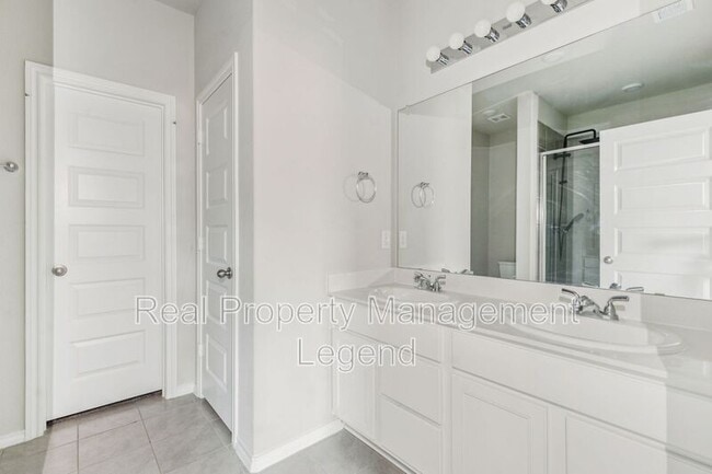 Building Photo - 968 Ravenwood Ln