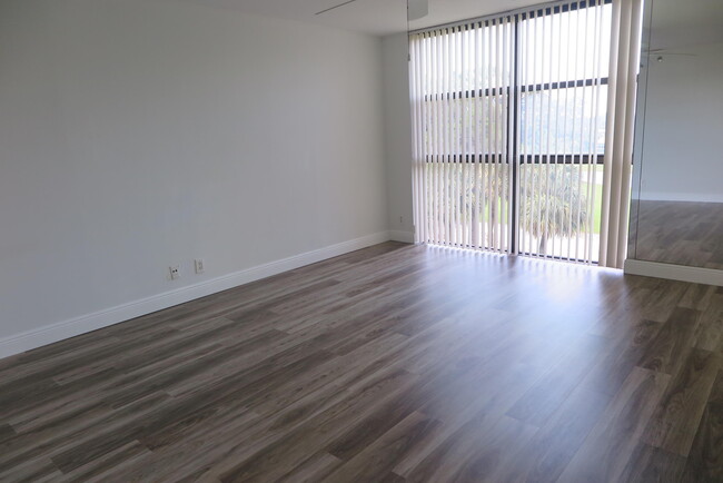 Building Photo - 6562 Boca Del Mar Dr