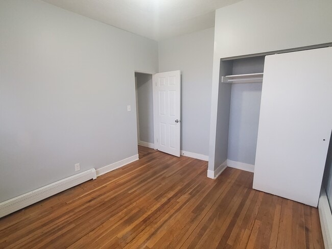 Building Photo - 10 Abbotsford St