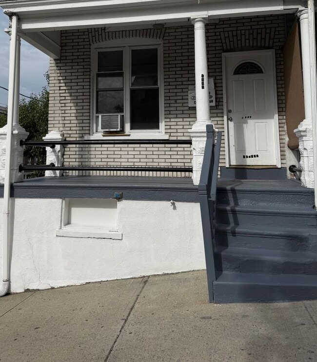 Building Photo - 144 S 12th St
