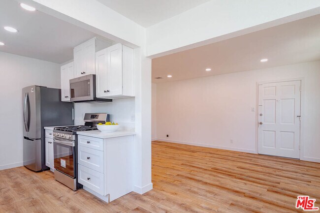 Building Photo - 938 W Glenoaks Blvd