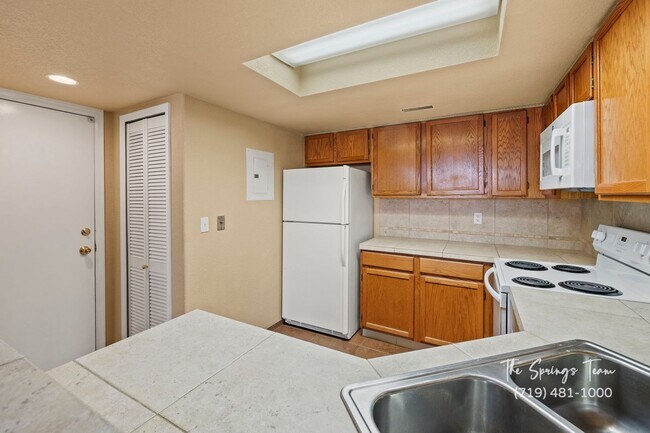 Building Photo - Spacious & Unique 3BD/2BA Townhome w/ Gara...