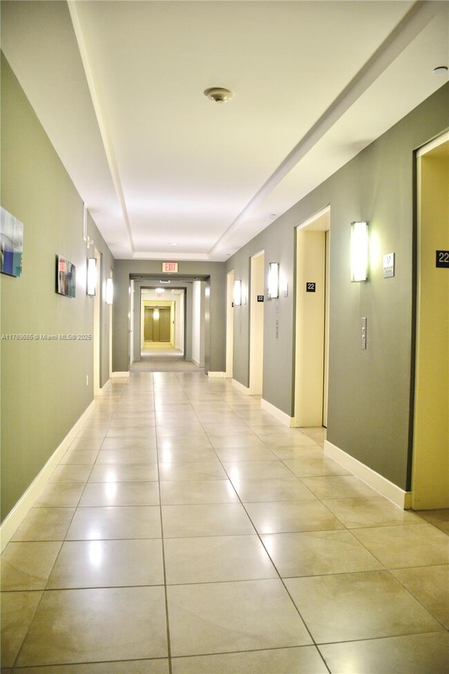Building Photo - 950 Brickell Bay Dr