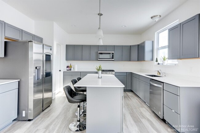 Building Photo - 9480 White Tail Dr