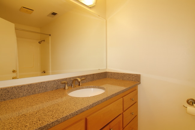 Building Photo - Spacious SW Bend Home on Nearly Half an Ac...