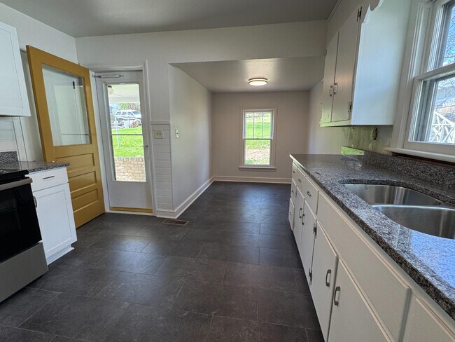 Building Photo - 404 Grubert Ave