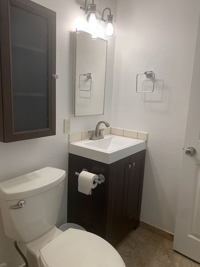 Building Photo - Vacaville Apartment Available Now!