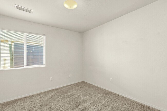 Building Photo - House For Rent | 4-Bed 2-Bath | 2-Car Garage | Rio Rancho SE | Large Backyard |