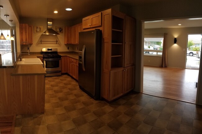 Building Photo - 5 bedrooms 2 baths close to campus and hug...