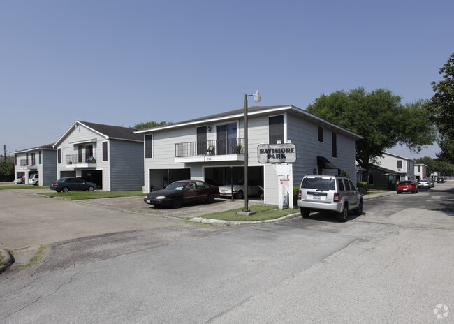 Primary Photo - Bayshore Park Apartments