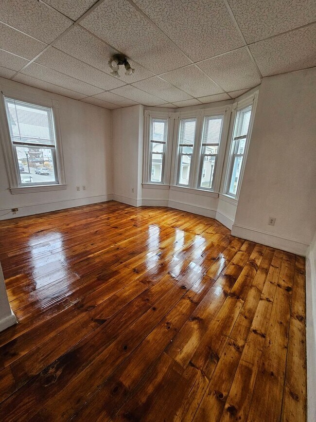 Building Photo - Spacious 3 Bedroom, 1 Bath Apartment