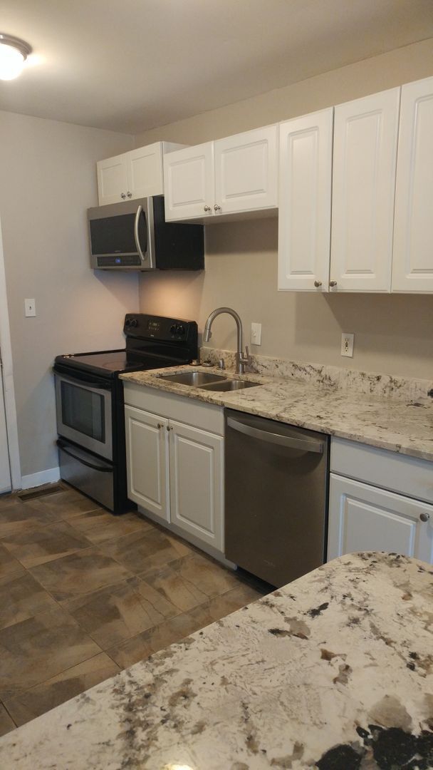 Building Photo - Lovely 2 Bed 1 Bath Triplex In The Heart O...