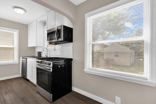 Building Photo - 1059 Lawrence Dr