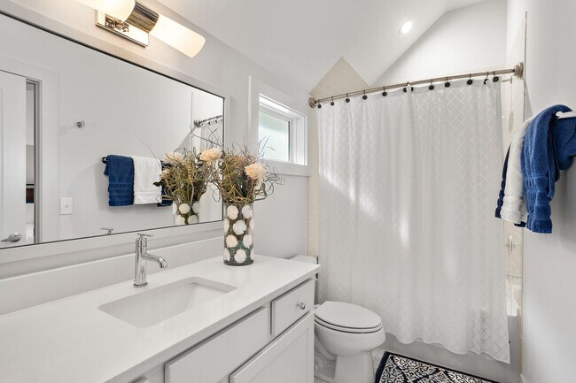 Building Photo - Stunning Gem in the heart of East Nashville!!