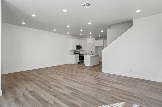 Building Photo - Beautiful 3 Bedroom Townhome in Desert Col...