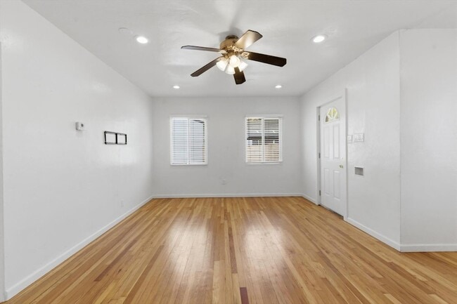 Building Photo - 361 E Clarendon Ave