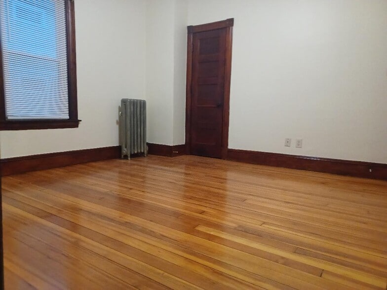 Main BR w 2rod closet view 1 - 827 Carew St