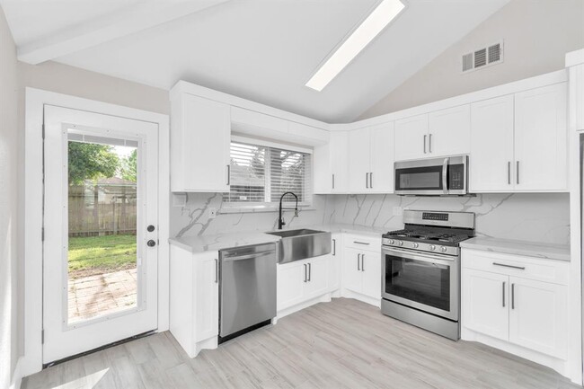 Building Photo - 10051 Green Valley Ln