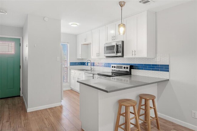 Building Photo - 3820 Southway Dr