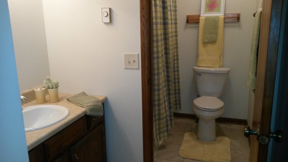 Building Photo - 1804 Green Valley Dr