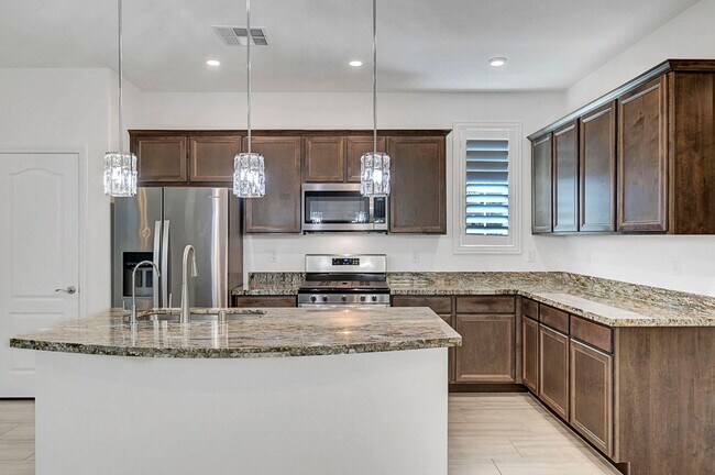 Building Photo - Stunning 3 Bedroom in Skye Canyon Master P...