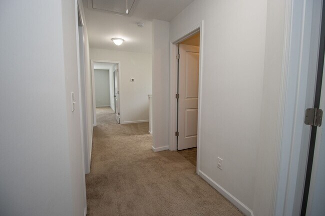 Building Photo - 22 Routhland Ct