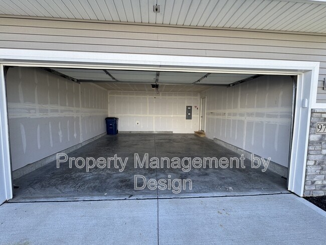 Building Photo - 9788 Crestview Dr