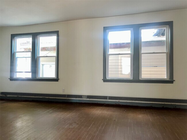 Building Photo - 216 Robinson St