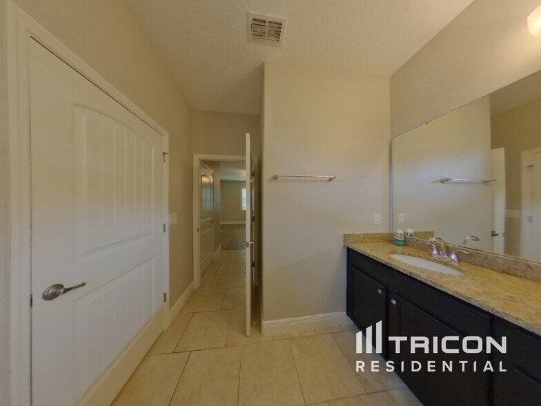 Building Photo - 463 River Square Ln