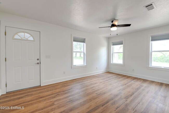 Building Photo - 554 Edwards Rd