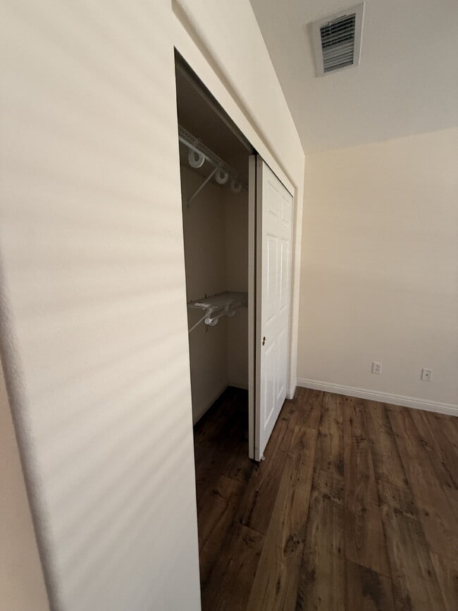 Building Photo - Spacious 5-Bed Family Home w/ 3-Car Garage Near Top Schools in Orange Crest.  One large bedroom a...