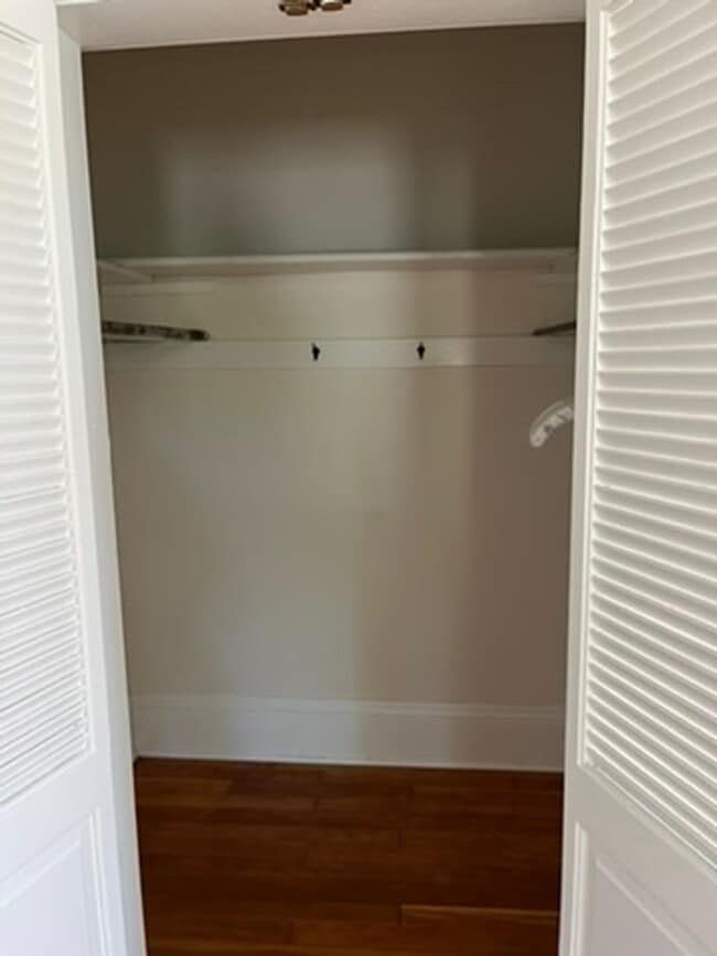 Building Photo - 3 Bed 1 Bath Single Family Home Close to H...