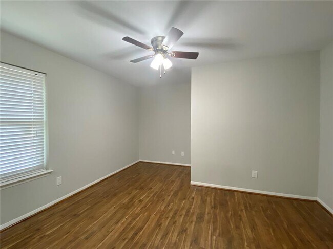 Building Photo - 515 Tallowood Rd