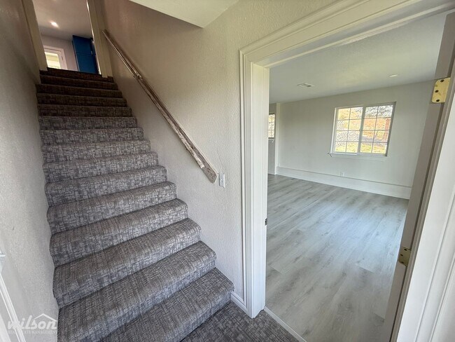 Building Photo - Remodeled 4bd/3ba Naches Home with Firepla...