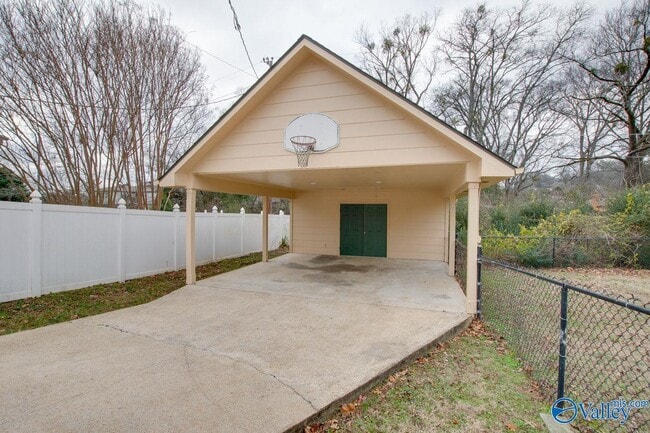 Building Photo - 814 Cleermont Dr SE