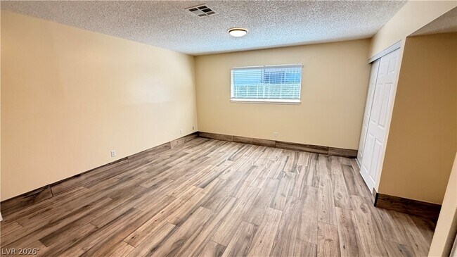 Building Photo - 3090 E Desmond Ave