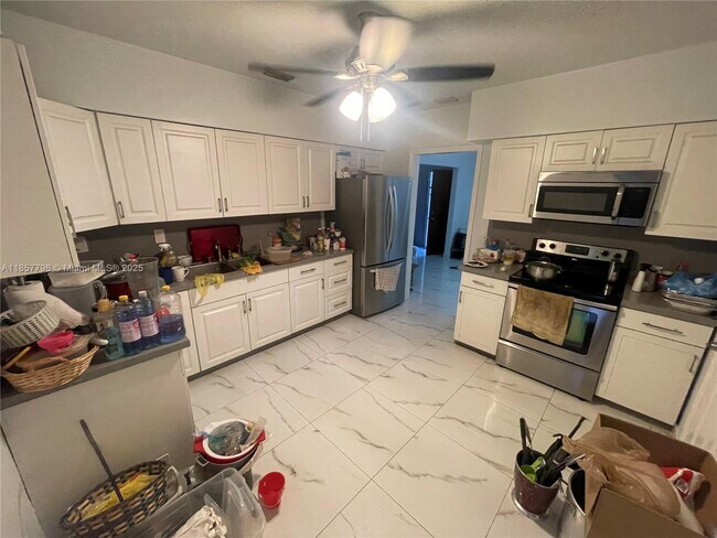 Building Photo - 6130 SW 64th Ave