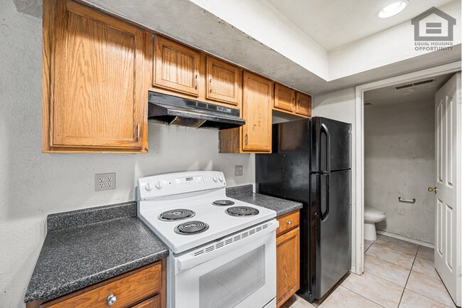 Building Photo - 2Bed/1.5Bath Ground Floor Townhouse at Glendale Ave/27th Ave! Ready for Immediate Move-In! -- GAR...