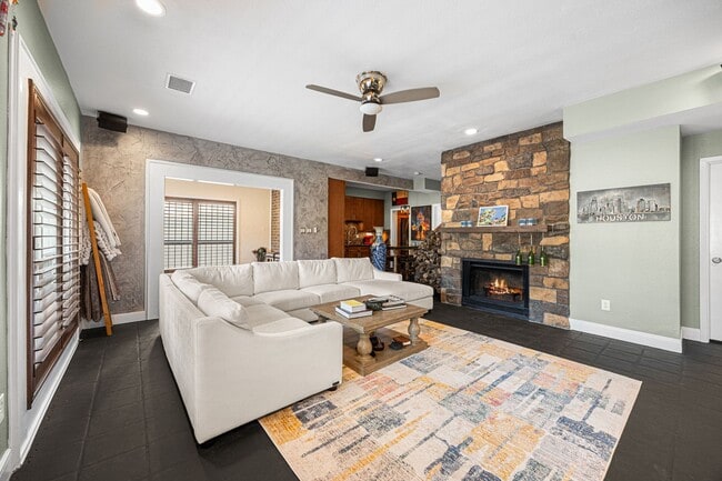 Building Photo - 202 E 7th St