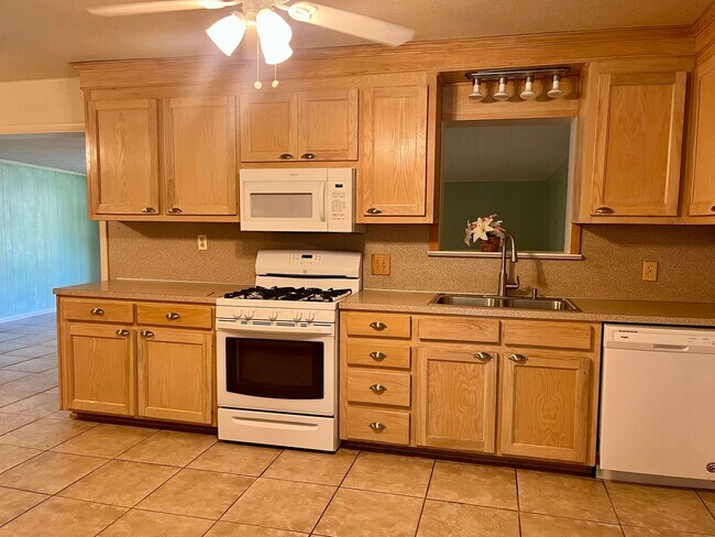 Building Photo - 3 Bed/2 Bath Broadmoor home with Bonus Room