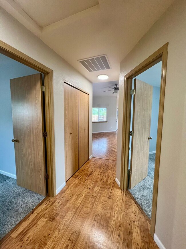 Building Photo - Well Maintained 3BD - Yard Maint. Included