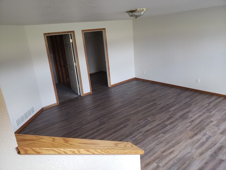 Building Photo - 1001 Alpine Way