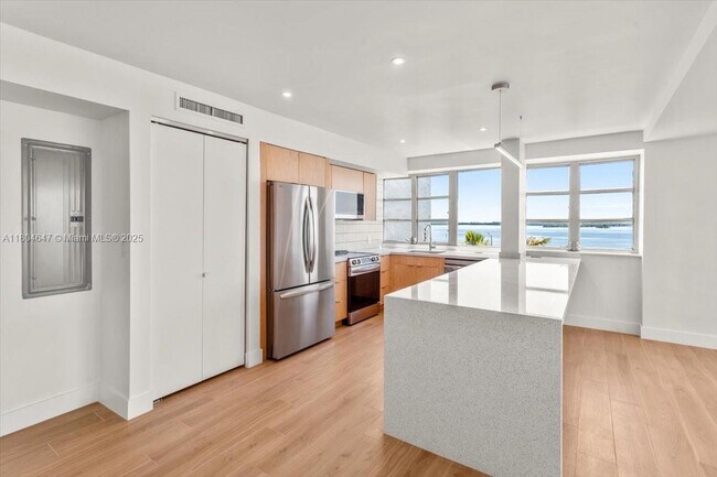 Building Photo - 1430 Brickell Bay Dr