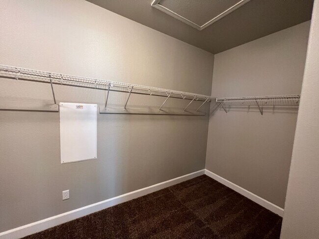 Building Photo - 4 bedroom home with 3 car garage in Patterson!