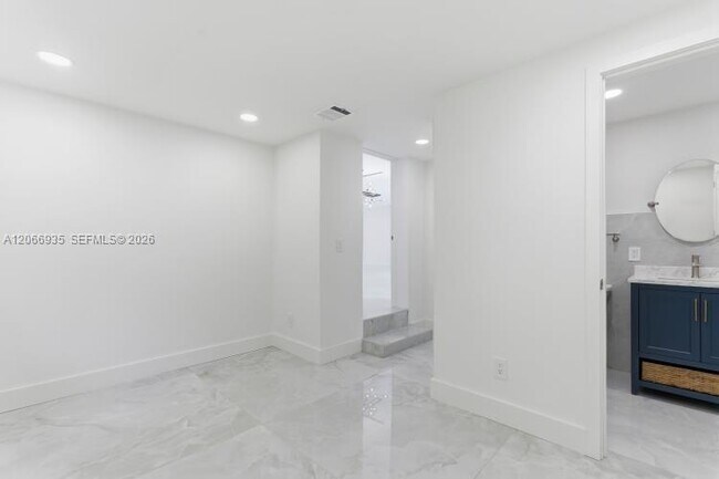 Building Photo - 291 Shore Dr E